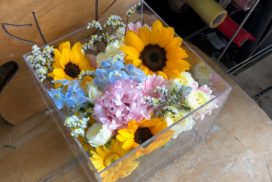 ケースに収められたペットのお別れ生花