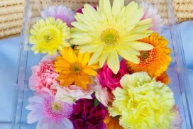 ケースに収められたペットのお別れ生花