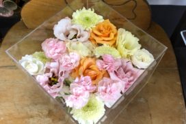 ケースに収められたペットのお別れ生花
