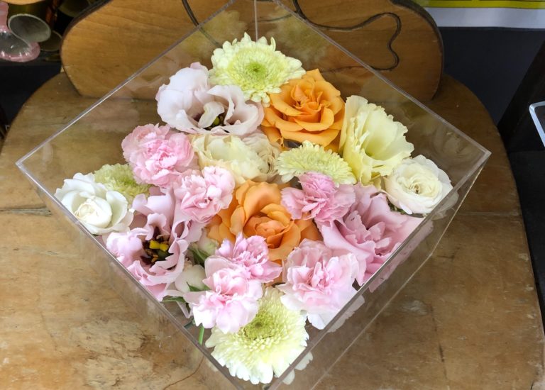 ケースに収められたペットのお別れ生花