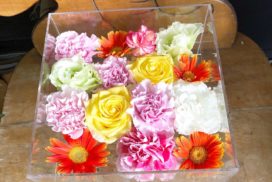 ケースに収められたペット用のお別れ生花