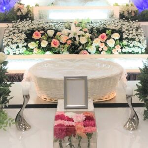 ペット用の生花祭壇と棺。
