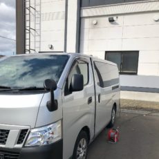 東区のペット火葬施設で火葬中の移動火葬車