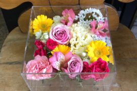 トルコキキョウ、ガーベラ、カーネーションなどの花々。