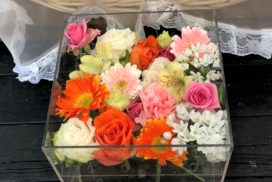 オレンジ色のガーベラ、白いバラなどの花々