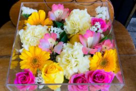 黄色と赤の薔薇や白いカーネーションなどの花々