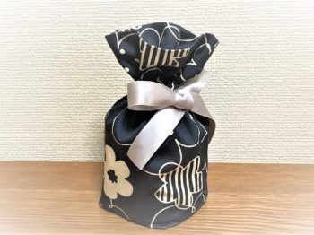 チャコールグレー生地に花柄の骨入れ袋。