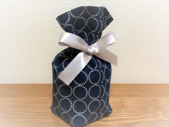 ネイビー生地の骨入れ袋。