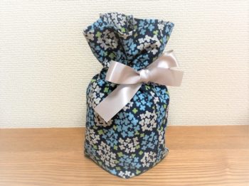 ネイビー生地に花柄の骨入れ袋。