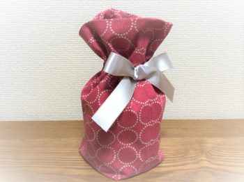 赤生地の骨入れ袋。