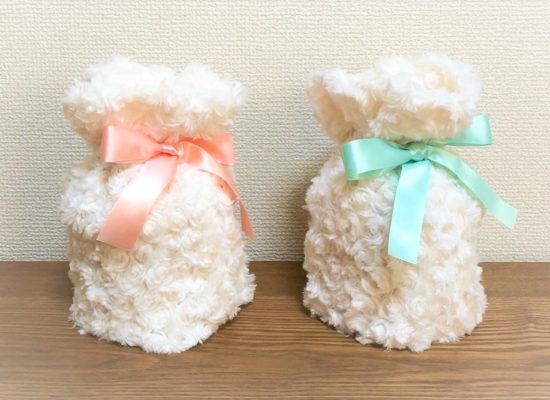 白い起毛の骨入れ袋。