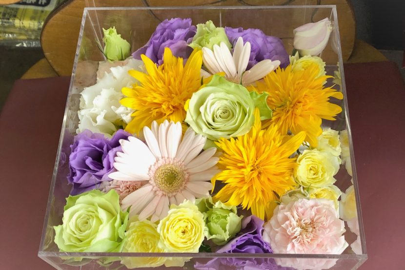 薔薇、カーネーション、トルコキキョウなどの花々。
