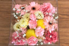ケースに収められている、カスミソウや菊などの花々。