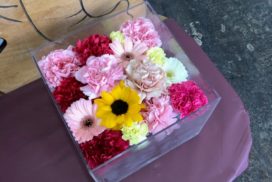 アクリルケースの納められている、ひまわりやガーベラなどの花々。