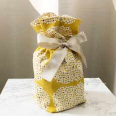 黄色生地に花柄のペット用骨袋。