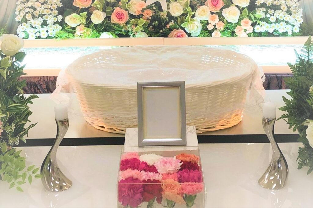 ペット用の棺とお別れ生花。