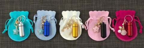 ペットの骨の一部を入れるグ種類の色違いカプセル。