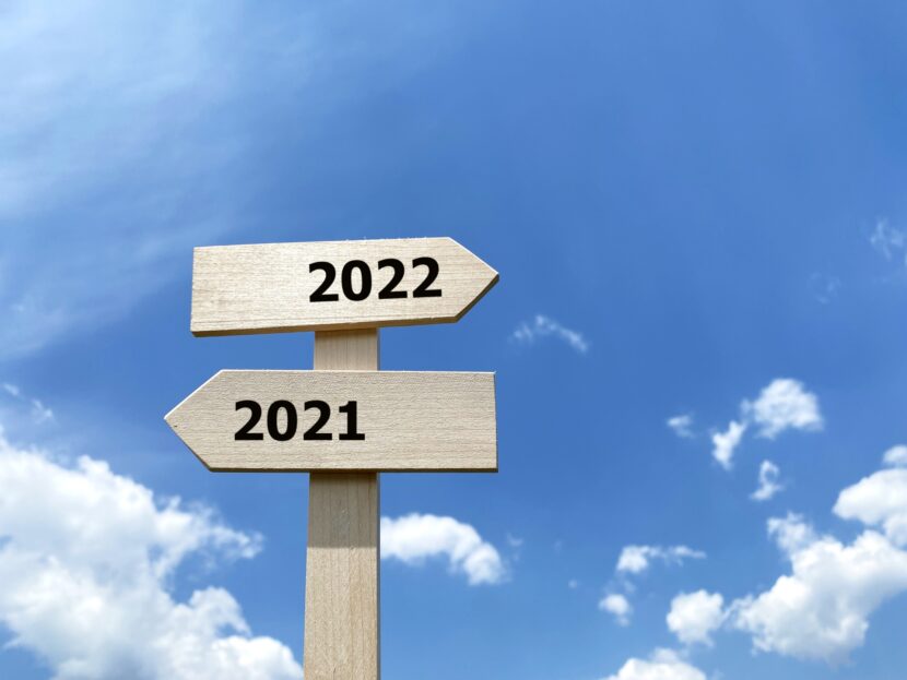 2021年と2022年と表示されている標識。