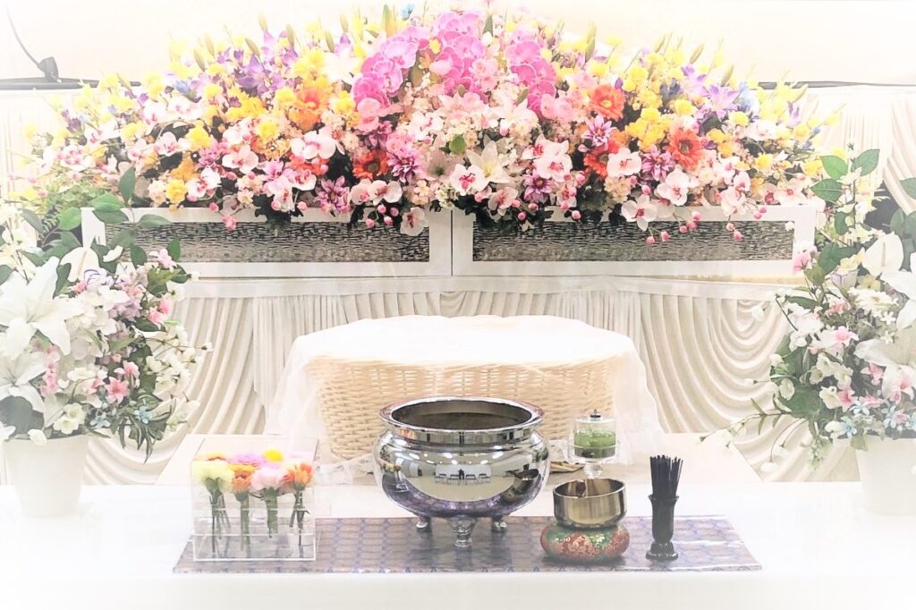 祭壇前に置かれているペット用の棺とお別れ生花。