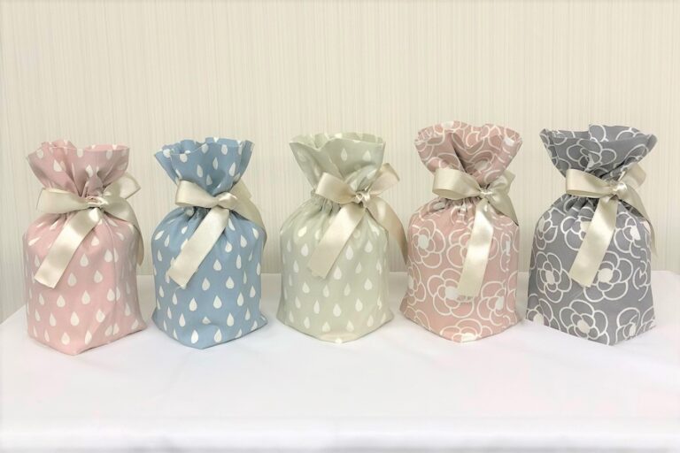 ピンク、ブルー、ベージュ、ライトピンク、グレーの骨袋達。